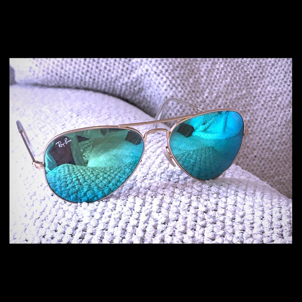 SOLD!! Ray Ban Aviator Classic Sunglasses